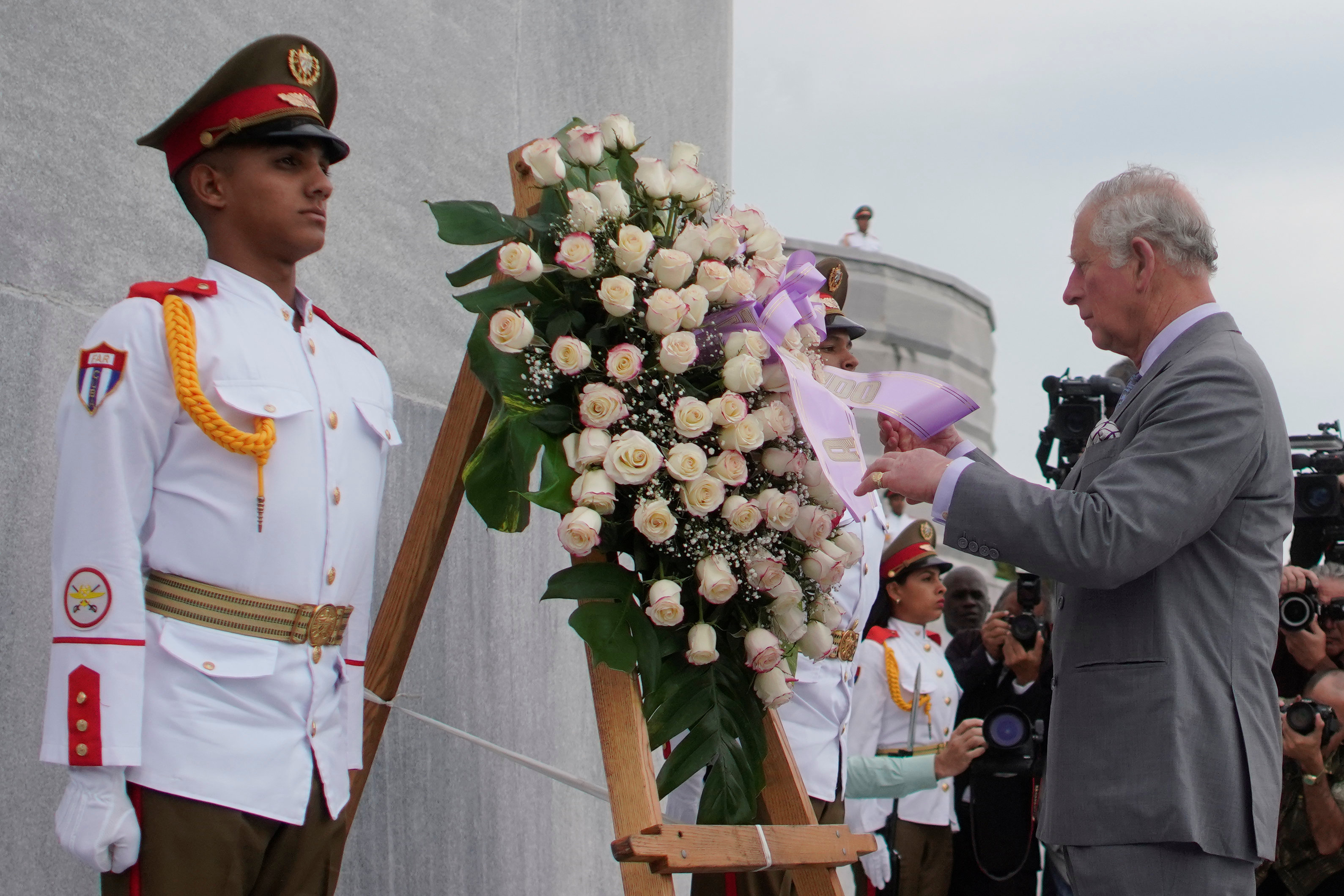 Carlos, príncipe de Gales, durante una ceremonia para colocar una ofrenda en el monumento a José Martí (REUTERS/Alexandre Meneghini)