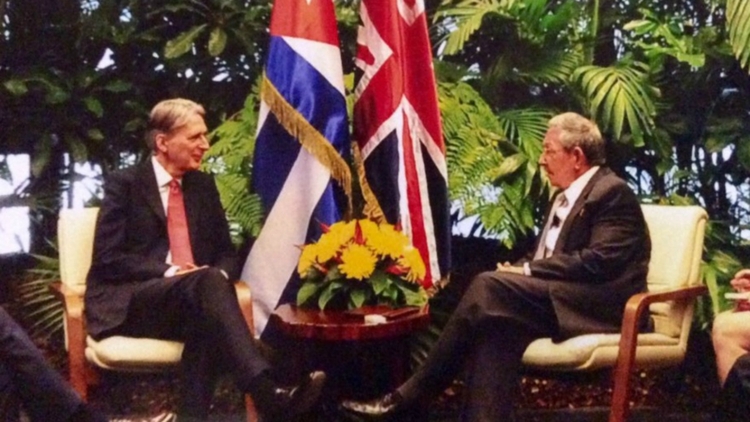 El entonces canciller británico Philip Hammond y el ex presidente de Cuba, Raúl Castro, en 2016