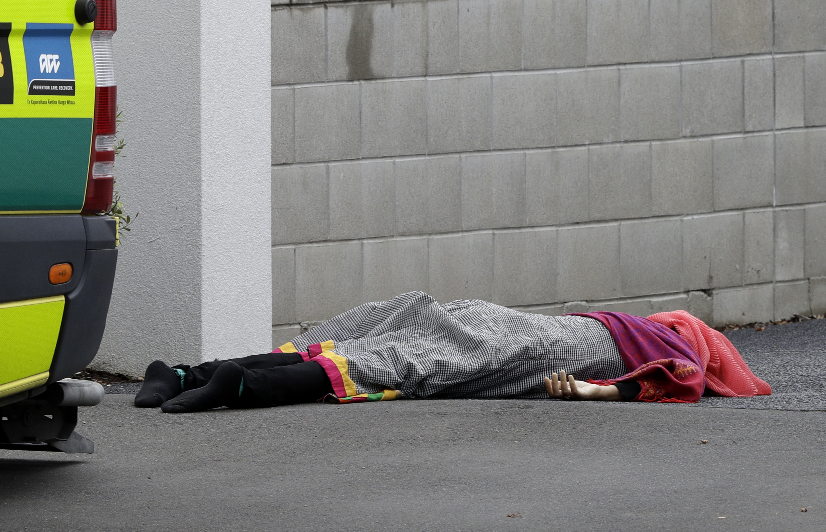 Una de las víctimas mortales en las afueras de la mezquita (AP Photo/ Mark Baker)
