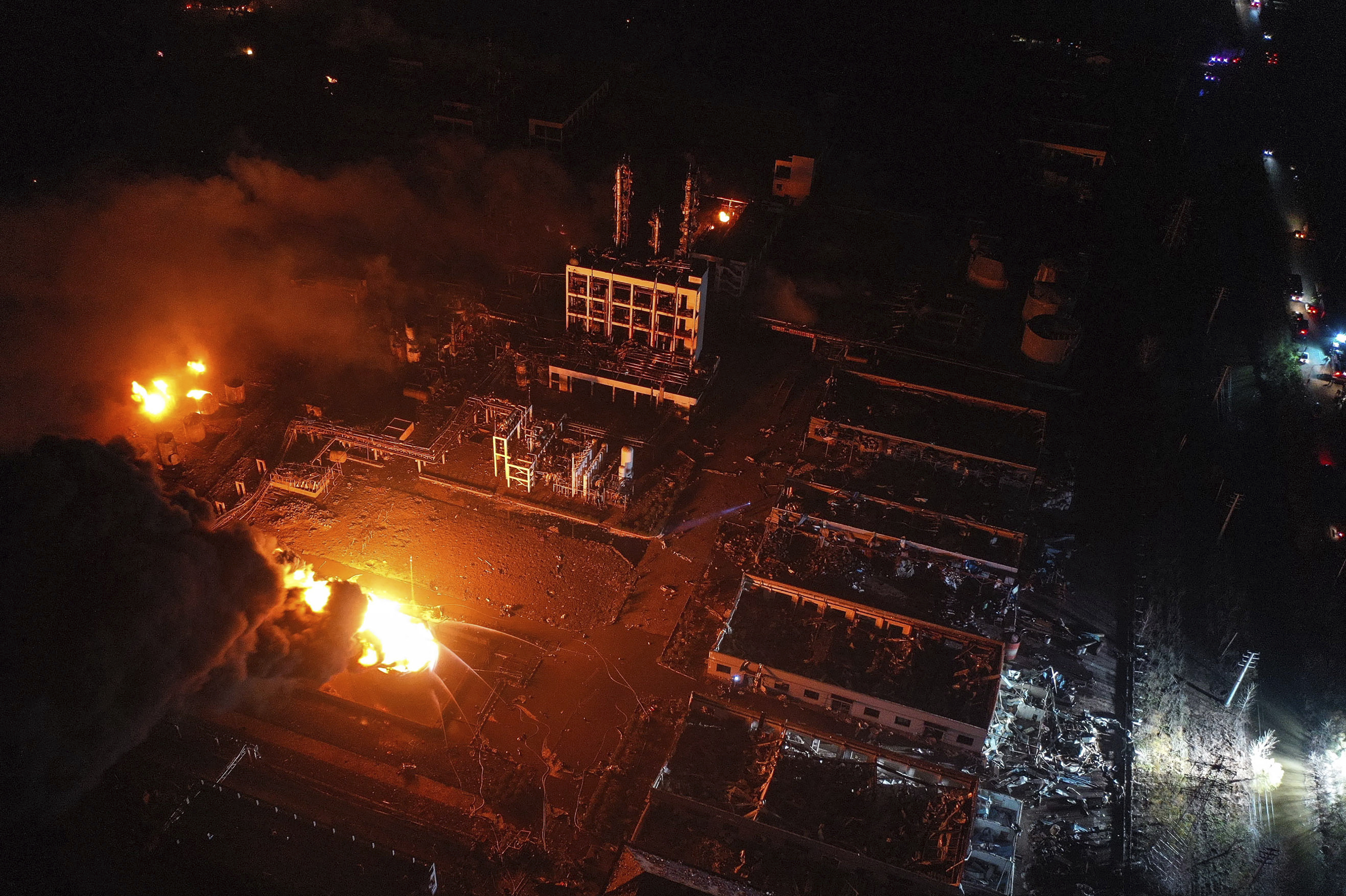 Vista aérea del desastre en la fábrica. (Ji Chunpeng/Xinhua via AP)