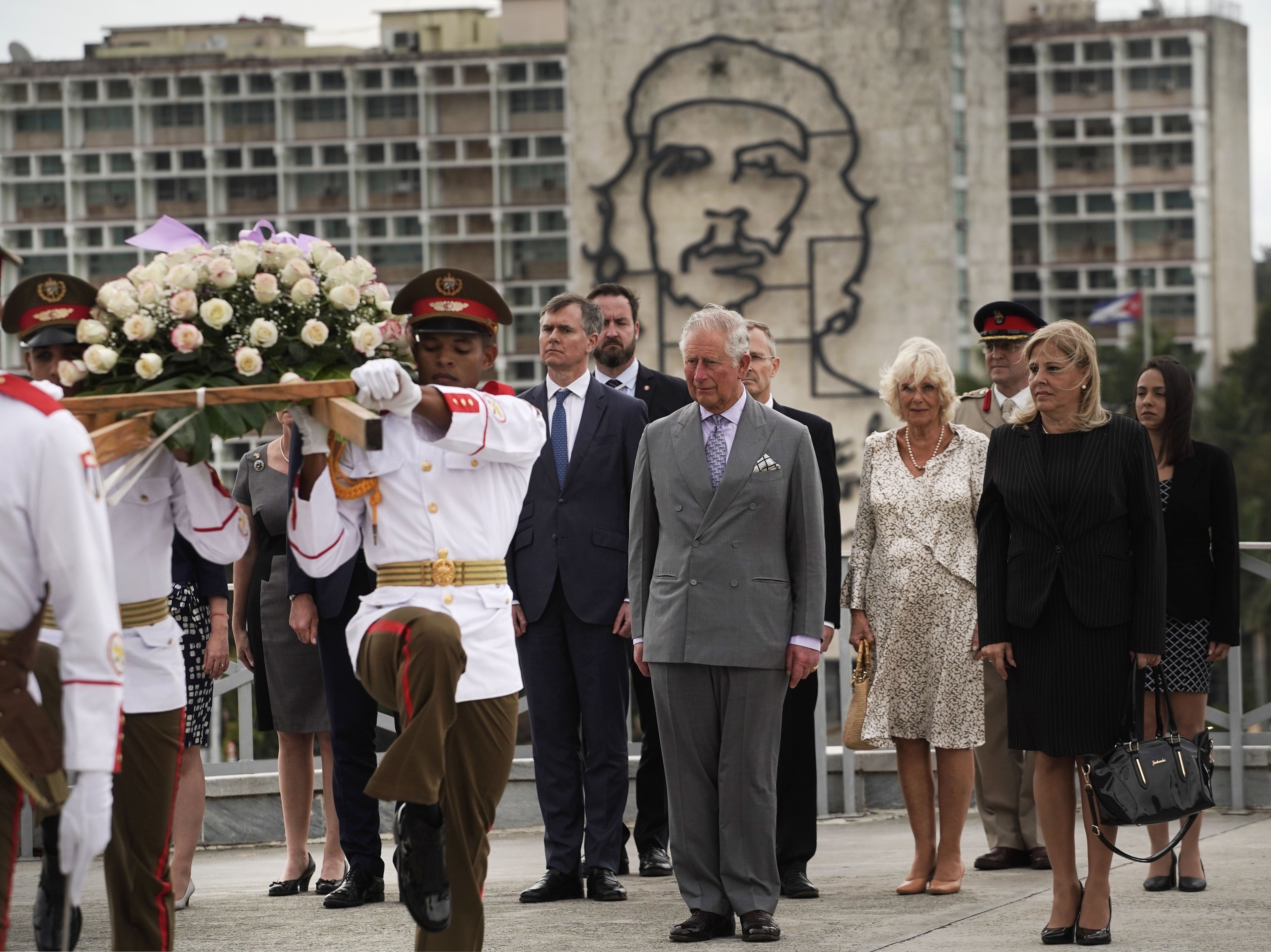 Carlos, príncipe de Gales, al centro, y su esposa, Camila, duquesa de Cornwall, al centro a la derecha, asisten a una ceremonia para colocar una ofrenda en el monumento a José Martí, en La Habana, Cuba, el domingo 24 de marzo de 2019. (AP Foto/Ramón Espinosa)