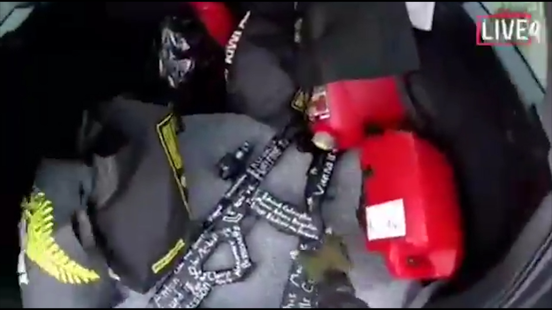 Un arma en el vehículo del atacante, en una captura de pantalla del video que este grabó (AP Foto)