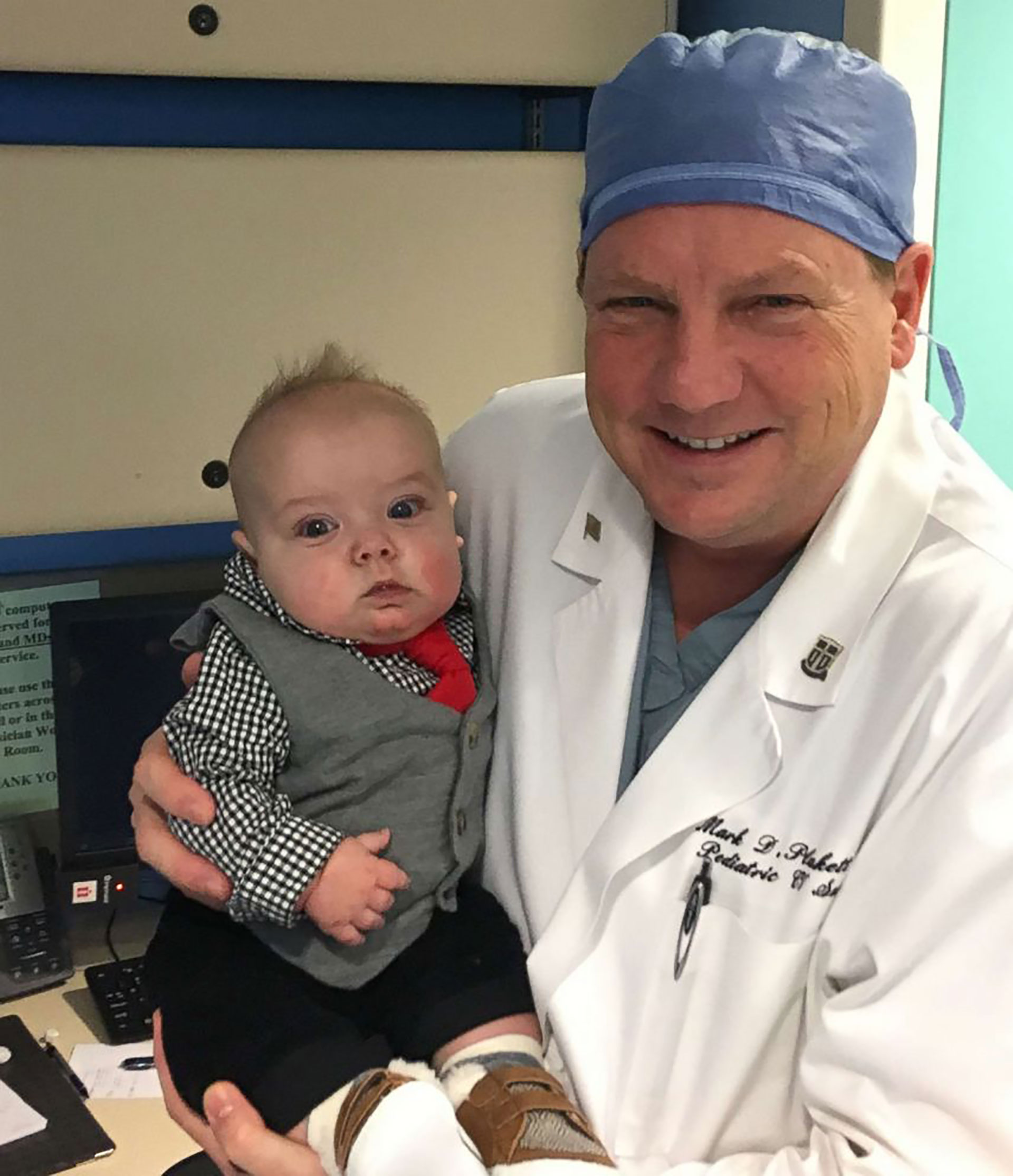 Blaze junto al Dr. Mark Plunkett quien le realizó una cirugía cardíaca en el OSF Children’s Hospital de Illinois.