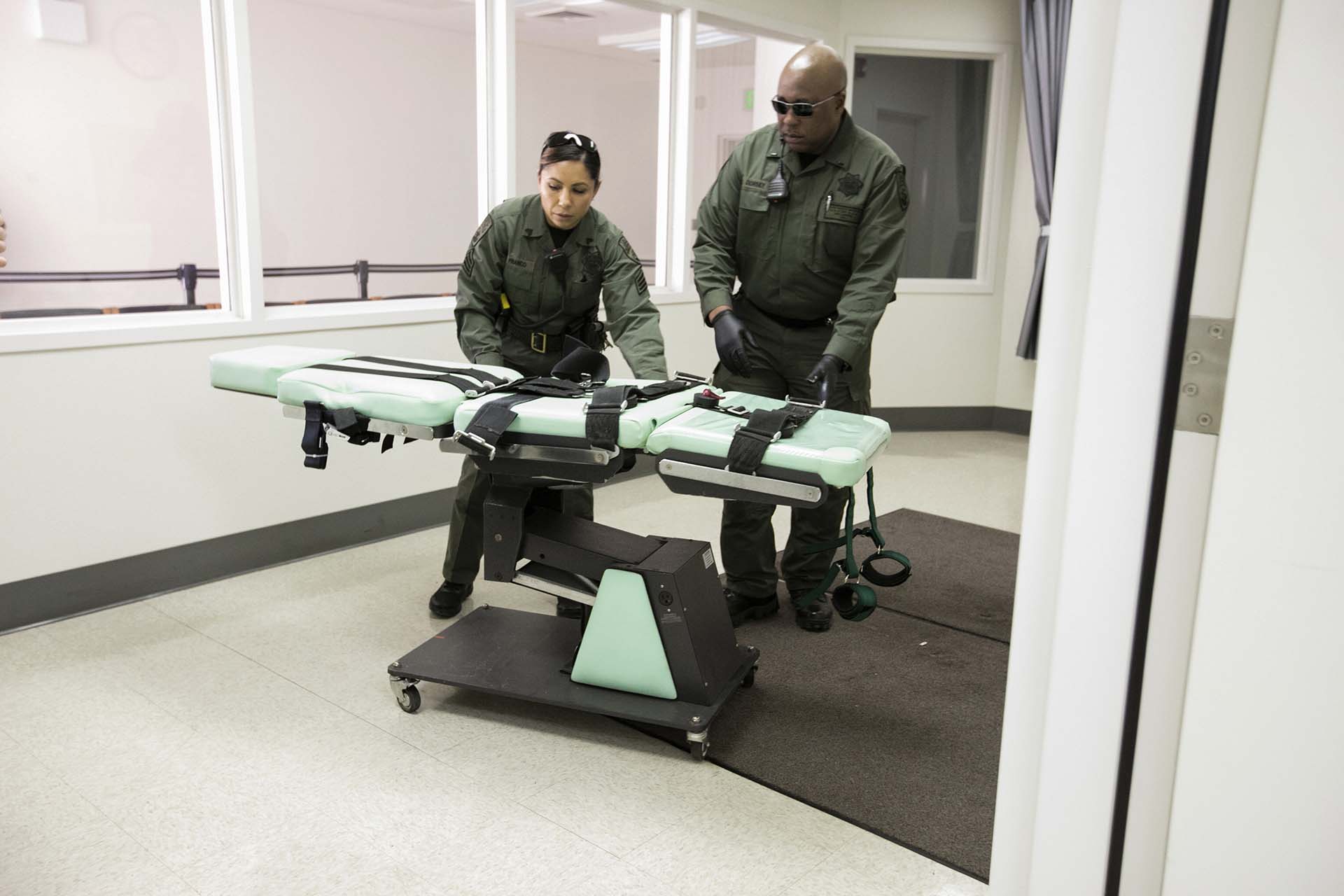 Personal del Departamento Correccional de California desmonta la sala de ejecuciones en la prisión del estado de San Quentin (California Department of Corrections and Rehabilitation via AP)