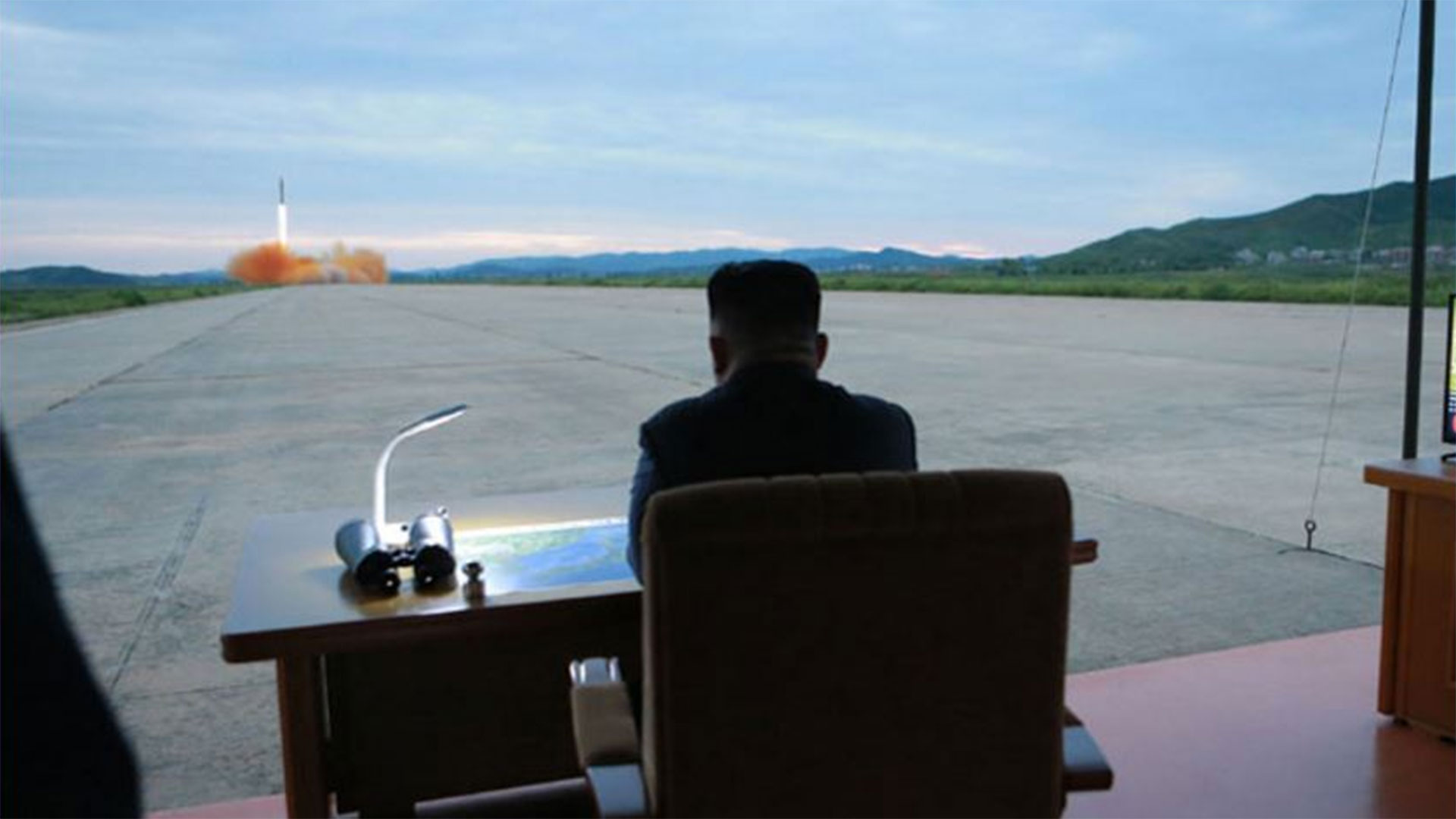 Kim Jong-un observa una prueba de misil.