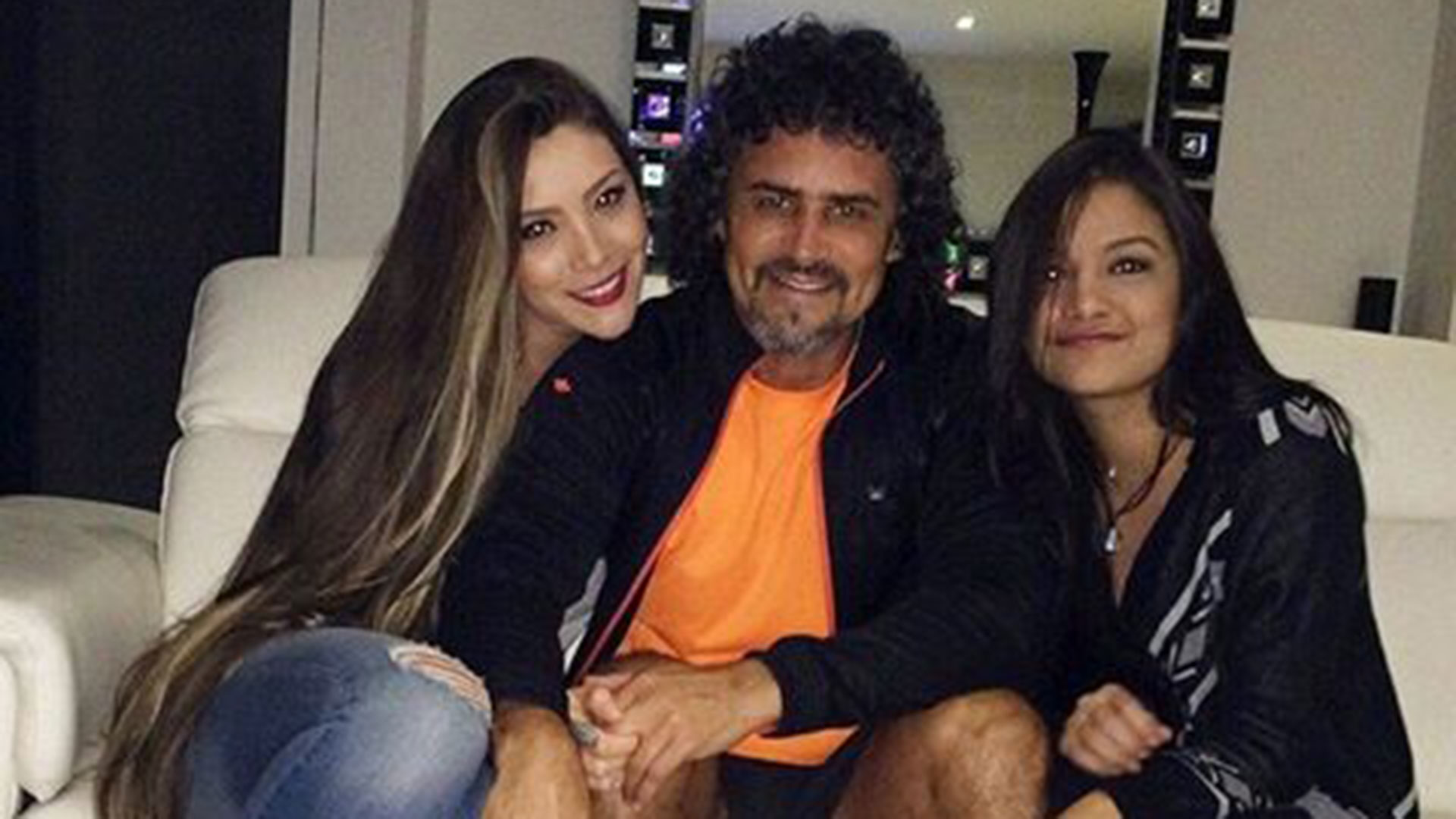 Leonel Alvarez junto a su actual pareja y su hija