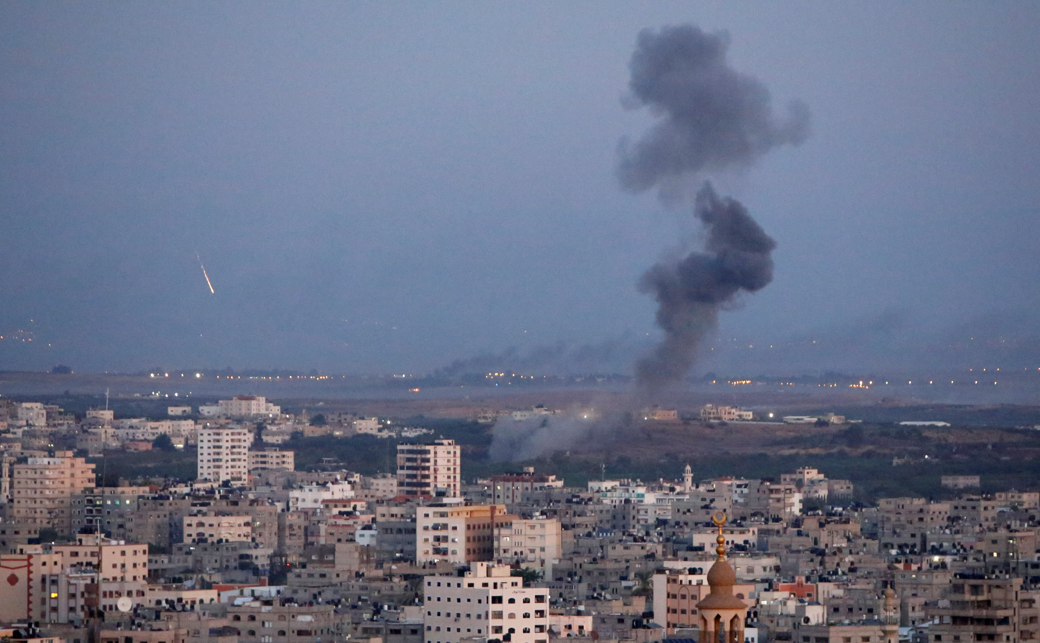 (Imagen de referencia: REUTERS/Ahmed Zakot) Humareda de un ataque aéreo de Israel en Gaza el 12 de noviembre de de 2018