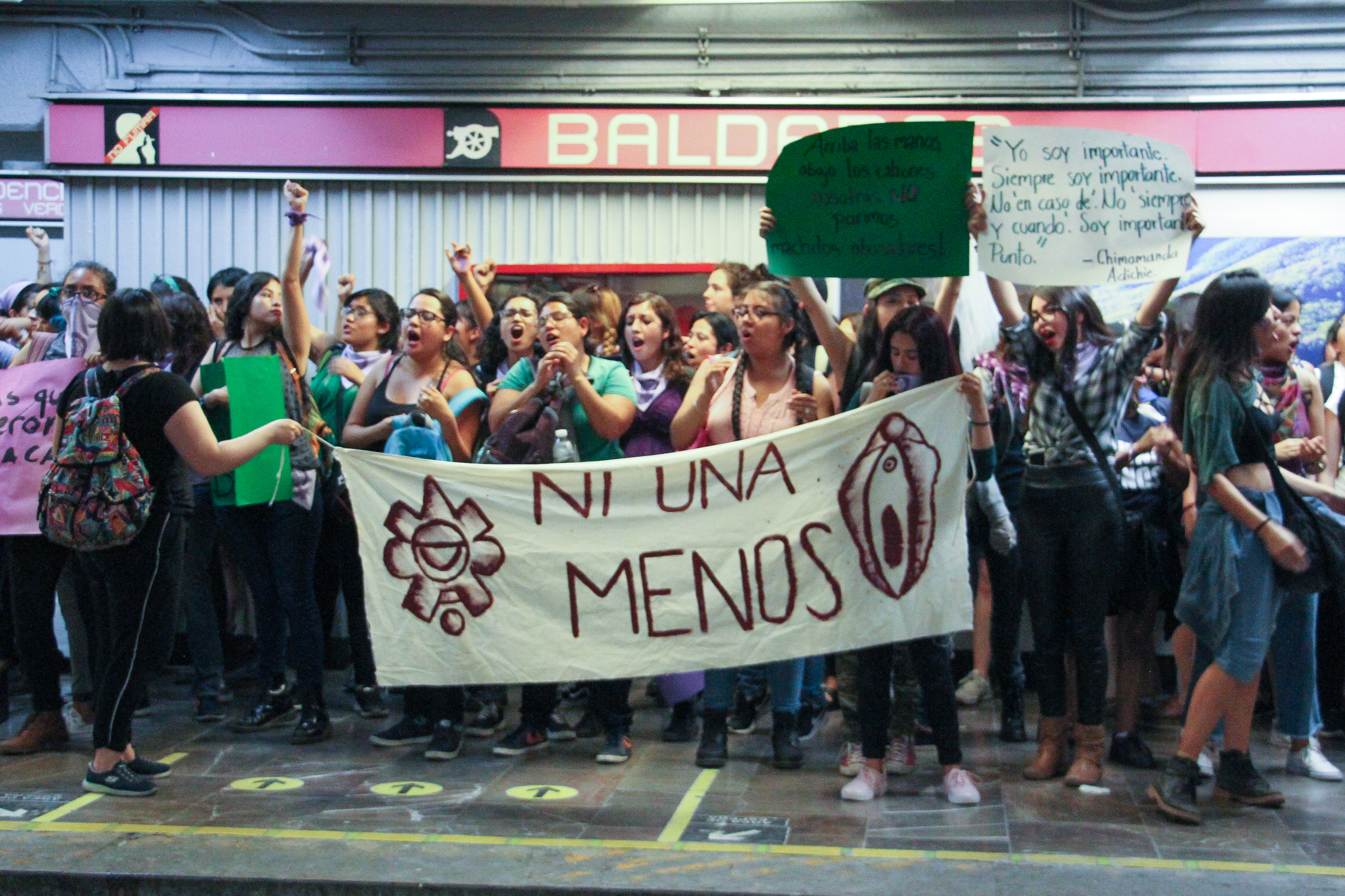 Jóvenes mexicanas alzaron sus voces en el metro de la Ciudad de México, de camino a la marcha (Foto: Cuartoscuro)