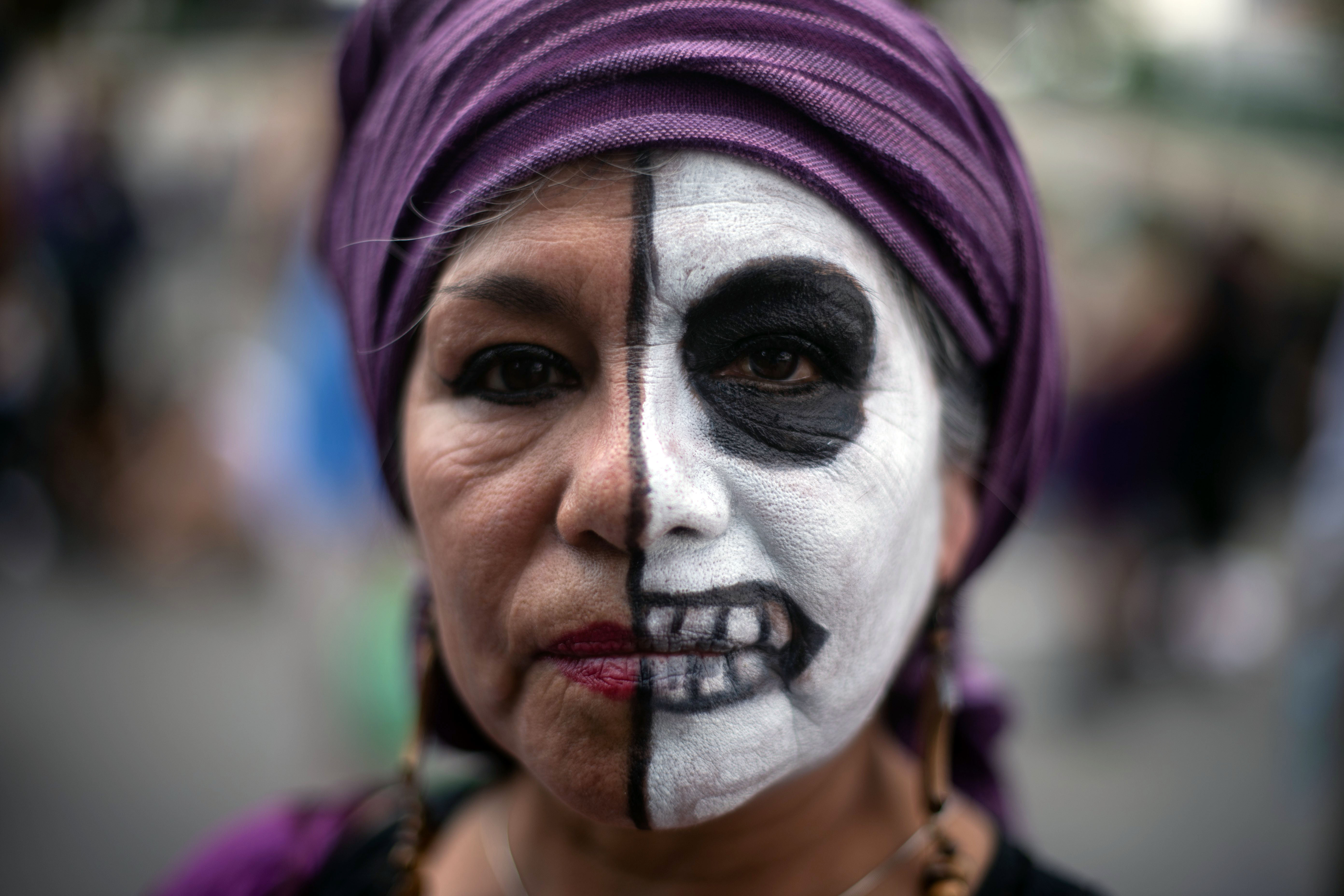 La marcha partió del Ángel de la Independencia con dirección al Zócalo capitalino para exigir el fin de la violencia de género y la precarización laboral, entre otras consignas (Foto: AFP/Pedro Pardo)