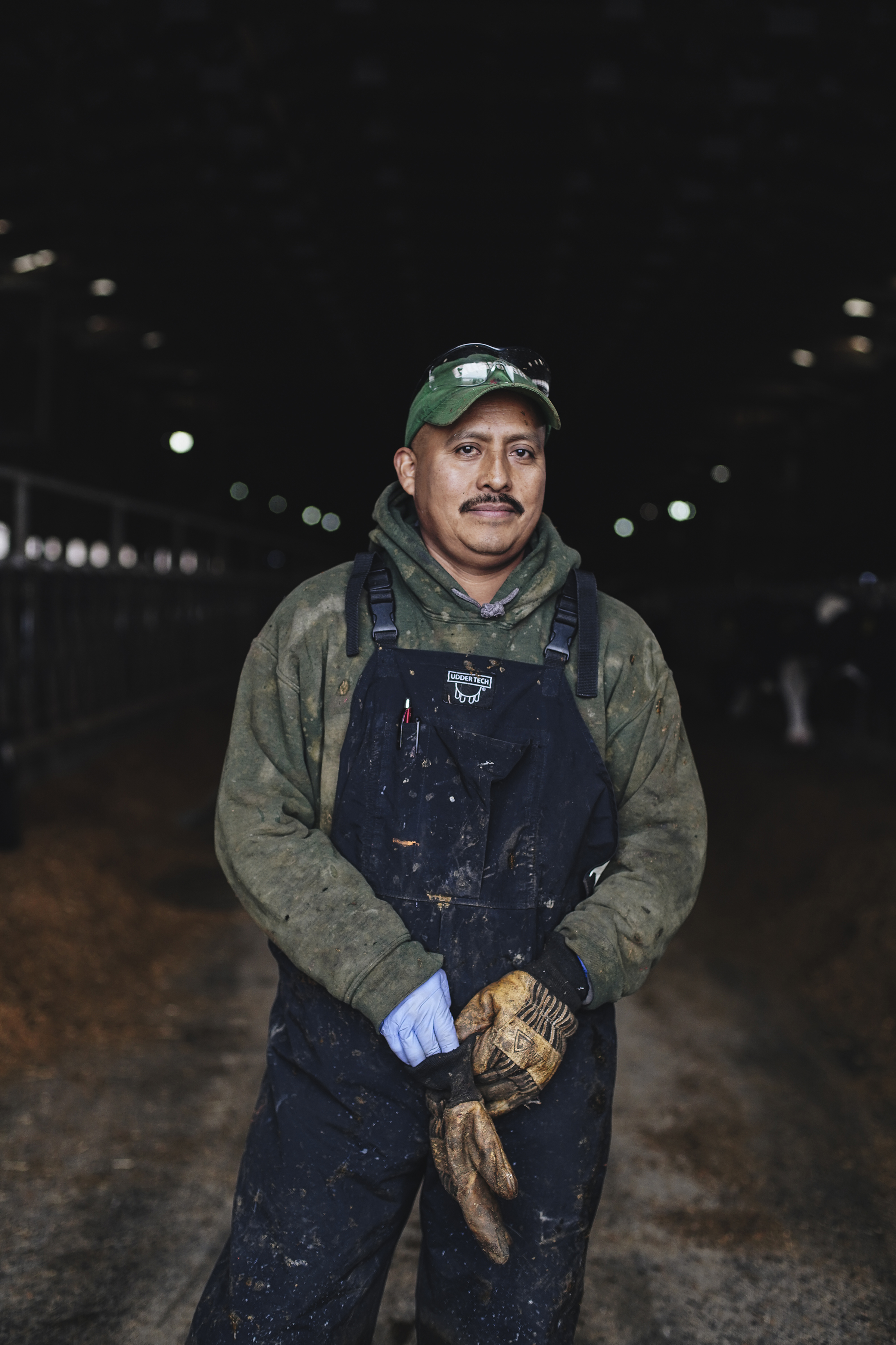 Víctor Cortez, de 42 años, ha trabajado en granjas de lácteos durante quince años, y se especializa en recortar pezuñas y en inseminar a las vacas. (Libby March/The New York Times)