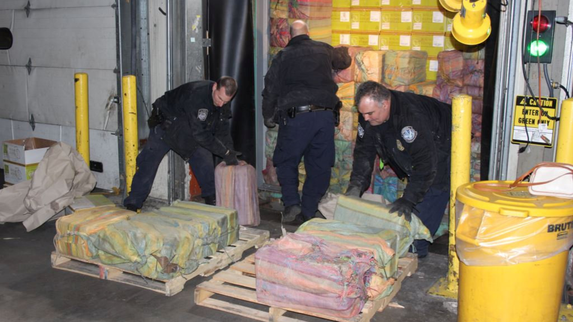 Agentes aduaneros con el cargamento de cocaína, proveniente de Colombia, en el puerto de Nueva York/Newark. (Reuters)
