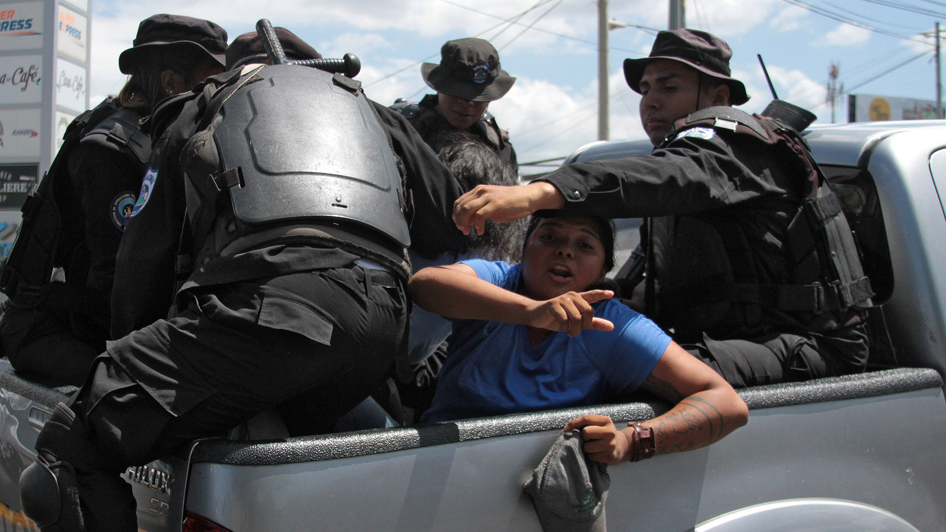 La policía del régimen de Daniel Ortega detiene a un manifestante. (Photo by Maynor Valenzuela / AFP)