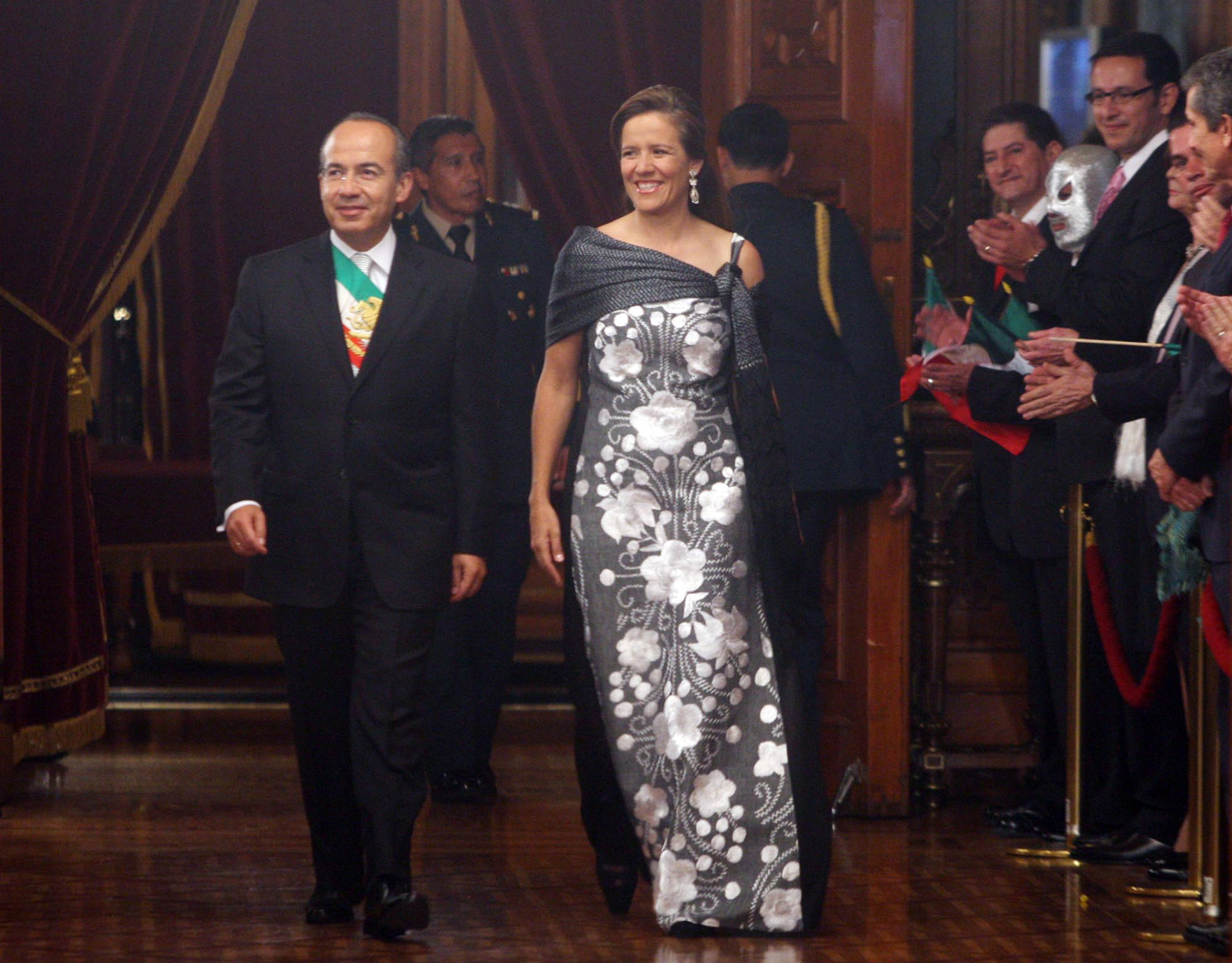 Durante la ceremonia del Grito de Independencia de 2009, Margarita Zavala lució un diseño de Macario Jiménez (Foto: Cuartoscuro)