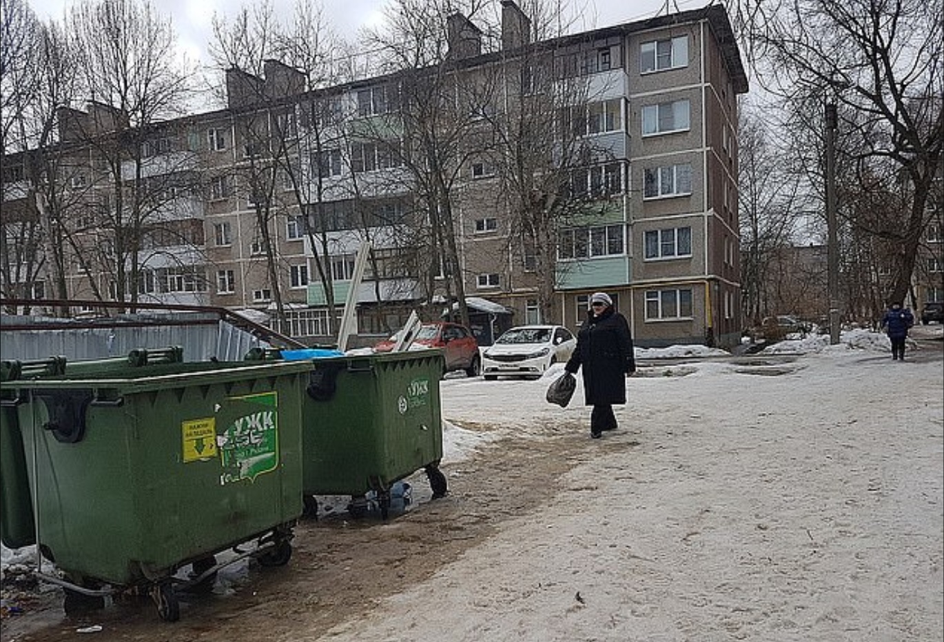 Una mujer identificada como Yulia, de 31 años, tiró a su bebé a un contenedor de basura tras dar a luz mientras bebía alcohol en una fiesta en su departamento Foto: (kem.kp.ru)