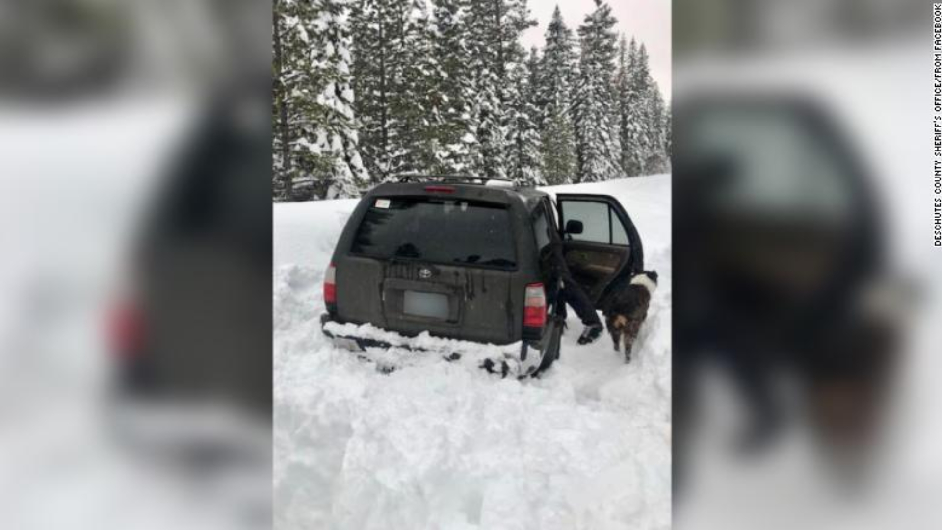 El auto donde el hombre quedo atrapado entre la nieve.