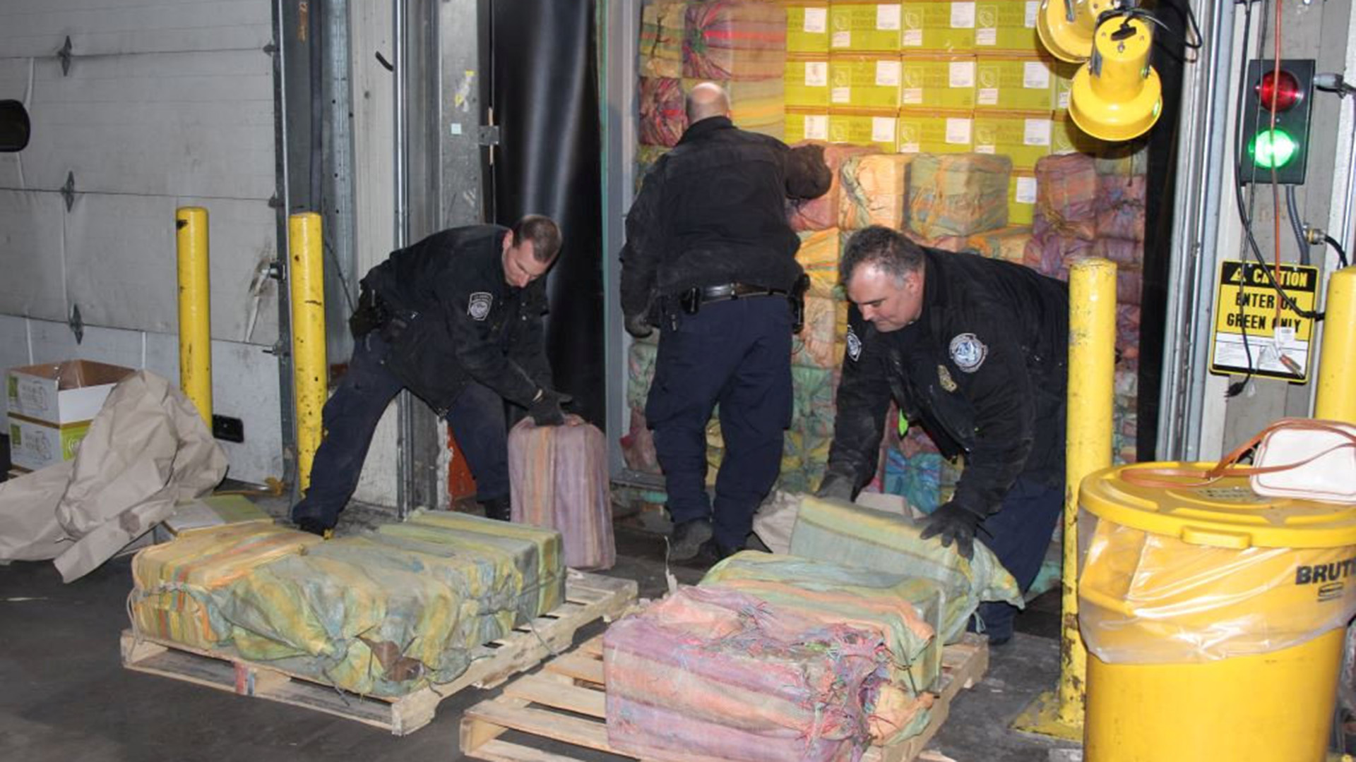Las autoridades incautan la droga en el puerto de Newark, Nueva York (U.S. Customs and Border Protection/Handout via REUTERS)