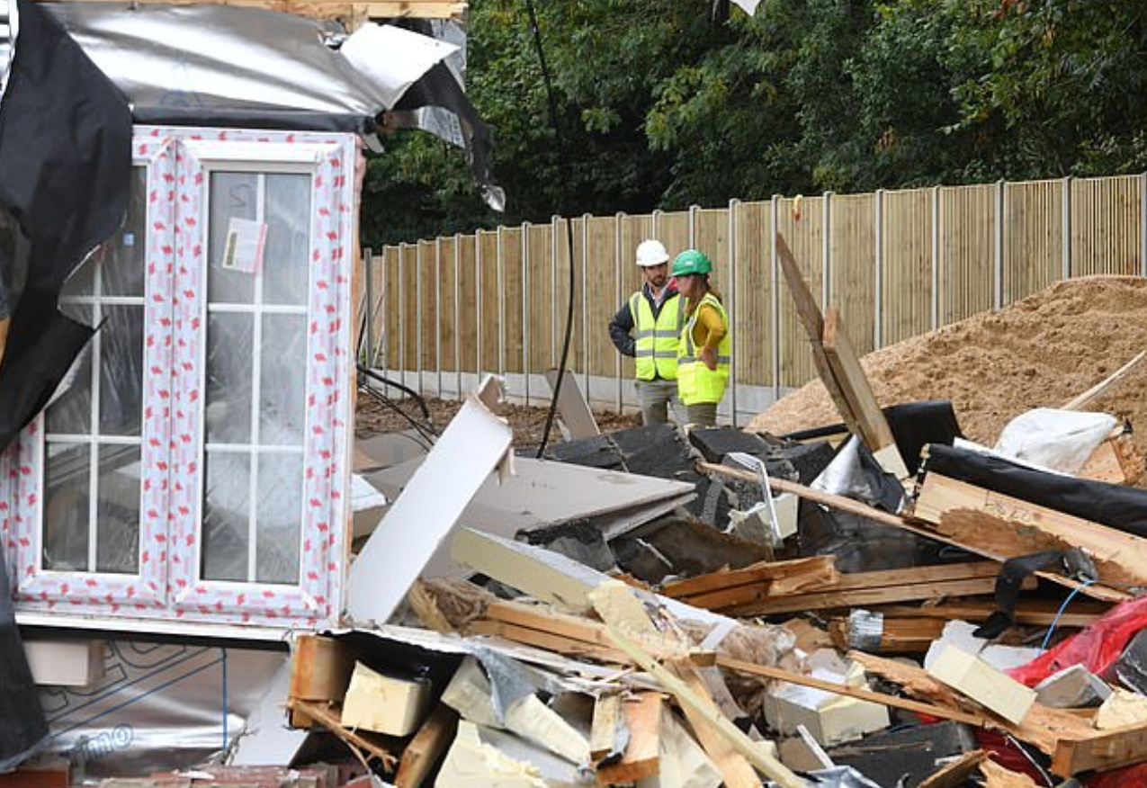 El hombre destruyó cinco casas porque no le habían pagado (Foto: Especial)
